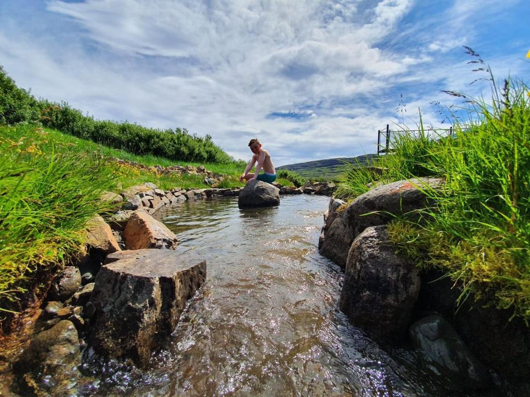 Hotel Laugarholl With Natural Hot Spring 侯尔马维克 外观 照片