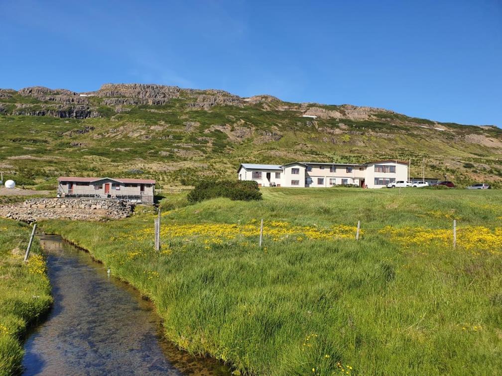 Hotel Laugarholl With Natural Hot Spring 侯尔马维克 外观 照片